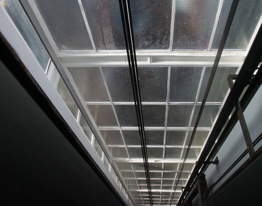 827982 Interieur van het pand Biltstraat 62-68 ( Flatgebouw Biltstraat ) te Utrecht: liftschacht met glasgevel.